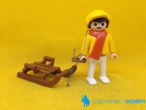 Playmobil Niño con trineo y gorra amarilla