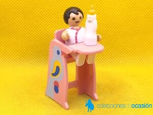 Playmobil Bebé con trona rosa y biberón