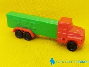 Camioneta serie D de pez con cabina roja
