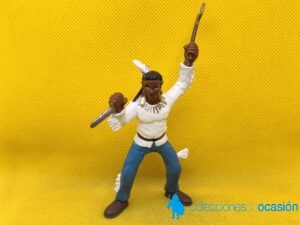 Simba guerrero indio con puñal y tomahawk